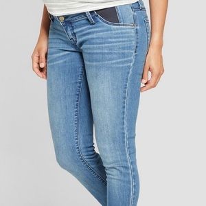 Crop side inset panel skinny jean. Med wash size 2